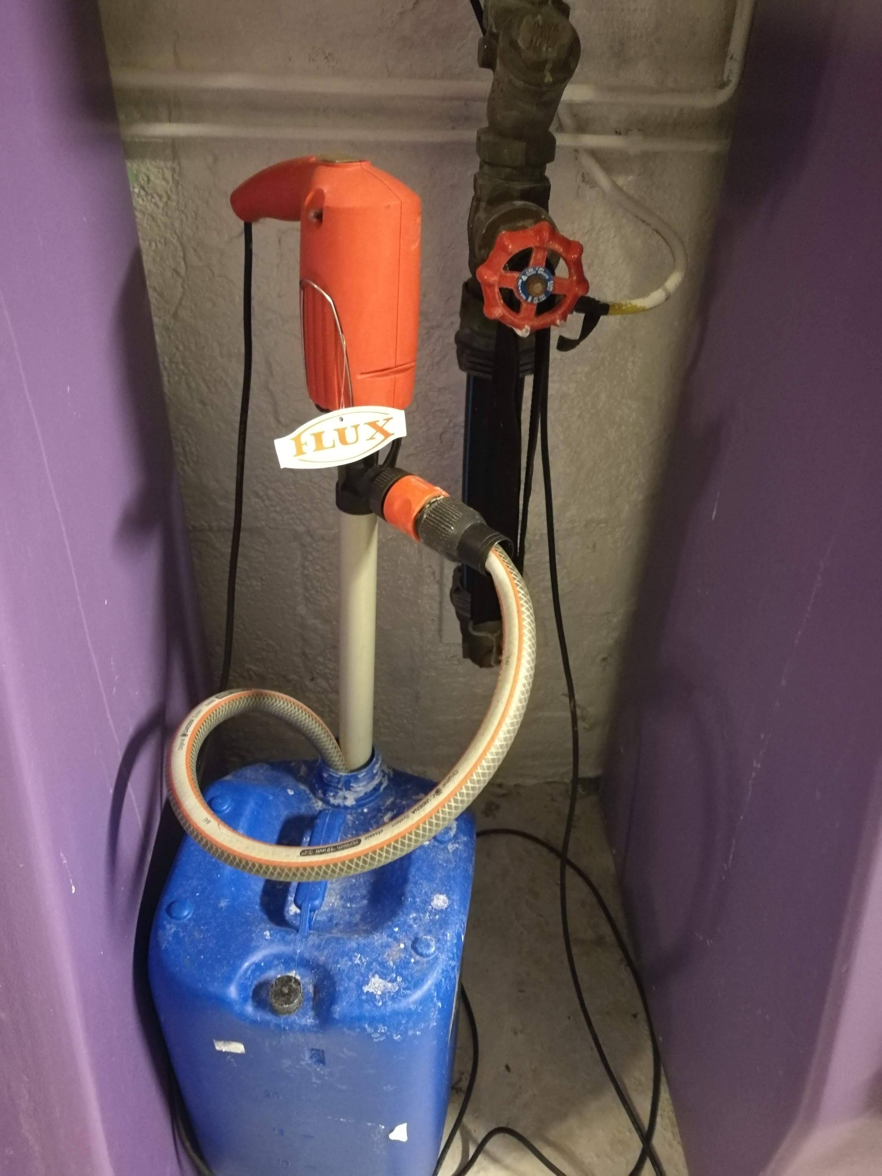 Pumpe til fylling av klor i kabinettet Sv_mmekjeller_pumpe_til_fylling_av_klor.jpg