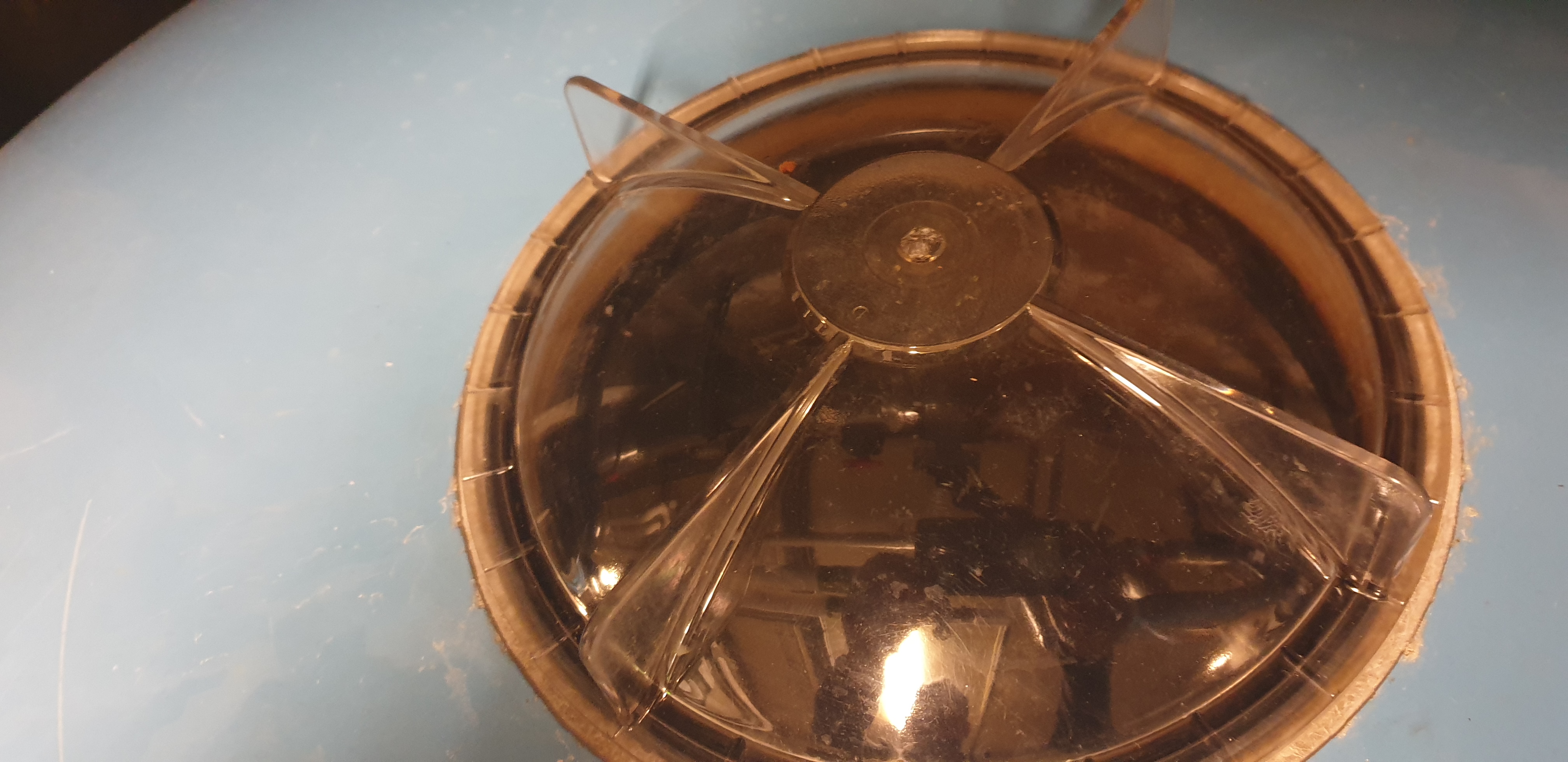 Glasslokk til sandfilter - brukes til påfylling av kaustisk soda og til sand Plastlokk_for_inspetksjon_i_sandfilter.jpg